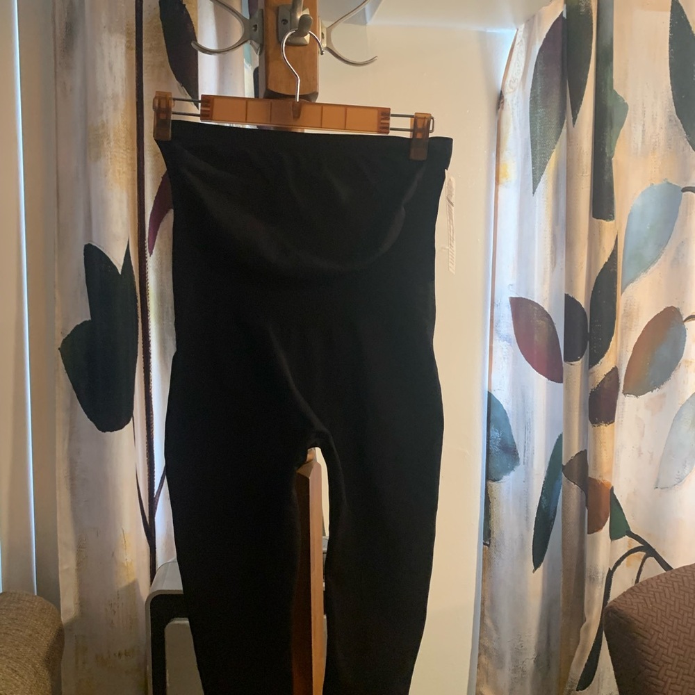 Women's Black Pants Maternity belly band. New with tags capris.